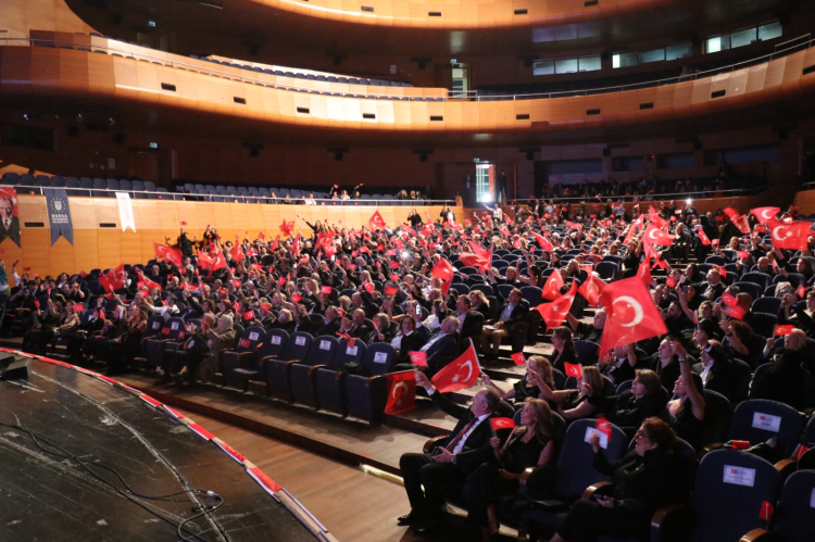 Cumhuriyet coşkusu Bursa’da Hakan Aysev’le doruğa çıktı - Bursa Hayat Gazetesi-3
