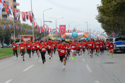 Nilüfer’de “Cumhuriyet Koşusu” binlerce öğrenciyi buluşturdu
