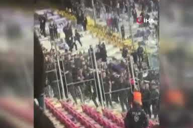 Afyonkarahisar'da olaylı maç, binlerce koltuğu söküp sahaya attılar
