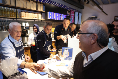 “Cumhuriyet Demek” temalı bardaklarla Bursalılarla sıcak ikram