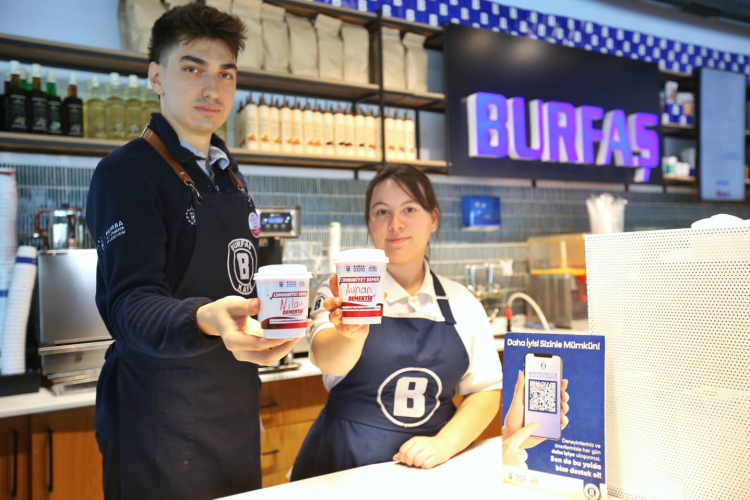 “Cumhuriyet Demek” temalı bardaklarla Bursalılarla sıcak ikram - Bursa Hayat Gazetesi-3