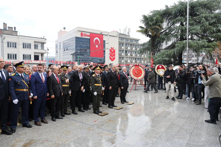 Bursa’da Cumhuriyet’in 102. yılı çelenk sunma töreniyle kutlandı - Bursa Hayat Gazetesi-3