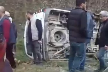 Bursa’da kontrolden çıkan yolcu minibüsü devrildi! Yaralılar var
