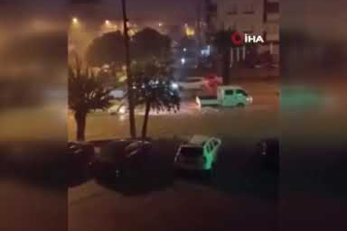 Sağanak Bergama’yı vurdu, sokaklar göle döndü