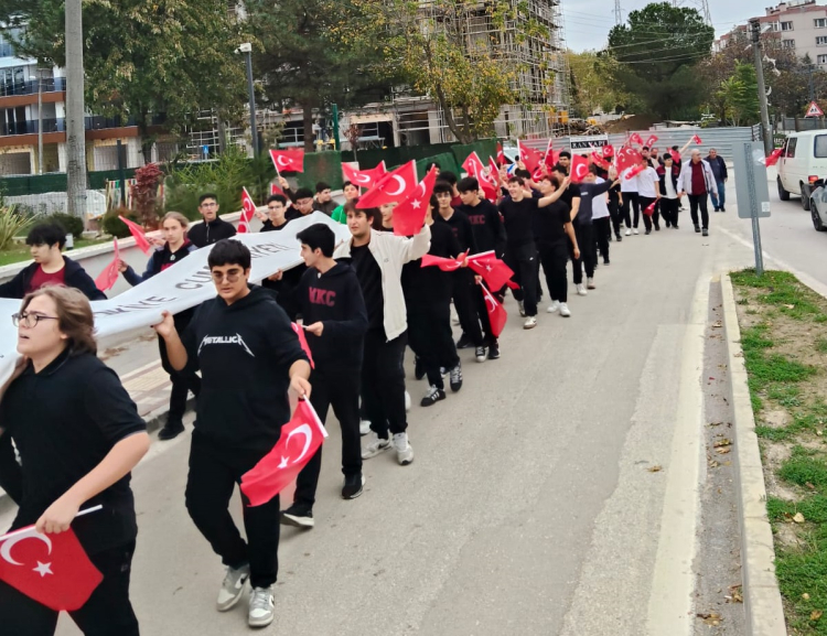 Bursa’da okul bahçesinden sokaklara taşan Cumhuriyet coşkusu - Bursa Hayat Gazetesi-3