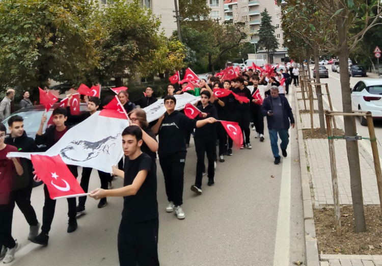 Bursa’da okul bahçesinden sokaklara taşan Cumhuriyet coşkusu - Bursa Hayat Gazetesi-4