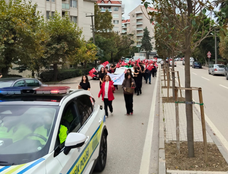 Bursa’da okul bahçesinden sokaklara taşan Cumhuriyet coşkusu - Bursa Hayat Gazetesi-2
