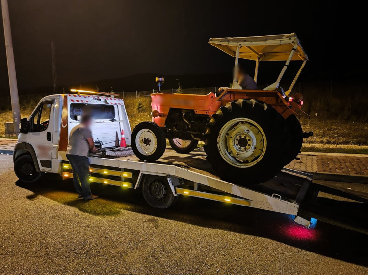 Bursa’da otoyoldaki traktör ekipleri harekete geçirdi - Bursa Hayat Gazetesi-2