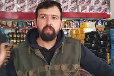 Köpek sandığı ayıyı cep telefonu ile görüntüledi, ‘koca oğlan’ diye seslendi