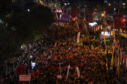 Bursa’da Cumhuriyet coşkusu: Yüz binlerce kişi FSM Bulvarı’nı kırmızı-beyaza boyadı