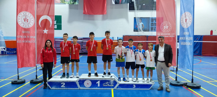 Osmangazi Badminton Takımı turnuvada göz doldurdu - Bursa Hayat Gazetesi-2