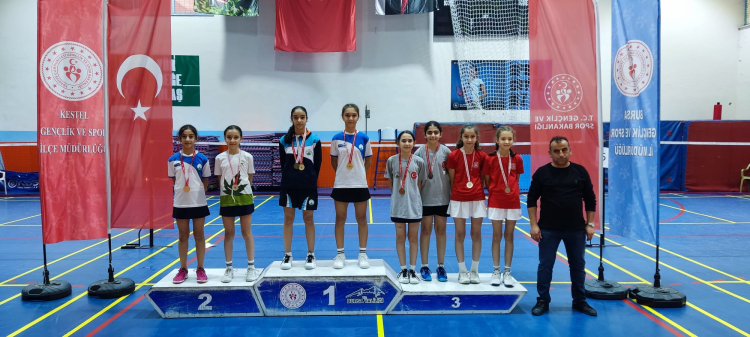 Osmangazi Badminton Takımı turnuvada göz doldurdu - Bursa Hayat Gazetesi-3