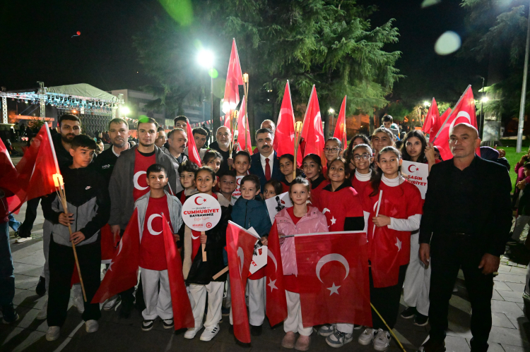 Yıldırım’da Cumhuriyet coşkusu Mustafa Ceceli konseriyle taçlandı - Bursa Hayat Gazetesi-3