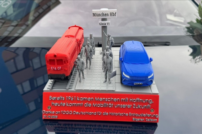 Almanya’ya ilk teslimat gerçekleşti: TOGG yetkililerine özel anlamlı maket