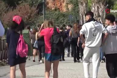 Antalya'da kasım ayında denize girmenin keyfini çıkardılar