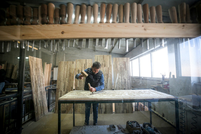 Ahşabı ruhuyla işleyerek yaşayan bir varlığa dönüştürüyor