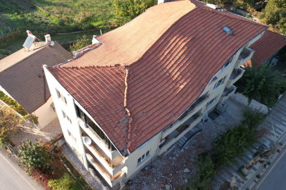 Balıkesir’de tahliye edilen binanın çatısı çöktü!