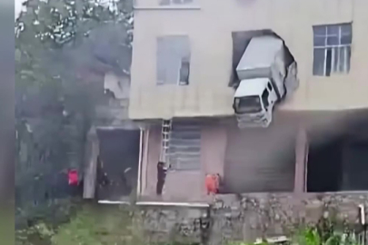 Fizik kurallarını zorlayan kaza! İkinci katta asılı kaldı