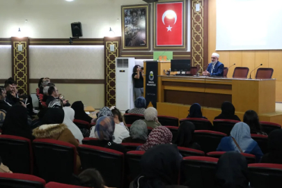 İnegöl’de “Aile Okulu” semineri: Tayyip Elçi, “Tesettür ve Mahremiyet”i anlattı