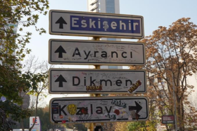 Sosyal medyanın yeni fenomeni: Kızılay tabelası sticker yağmuruna tutuldu!