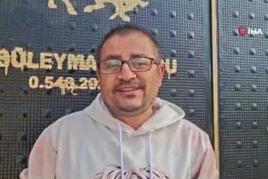 Yolda gördüğü zehirli yılanı elleriyle yakaladı