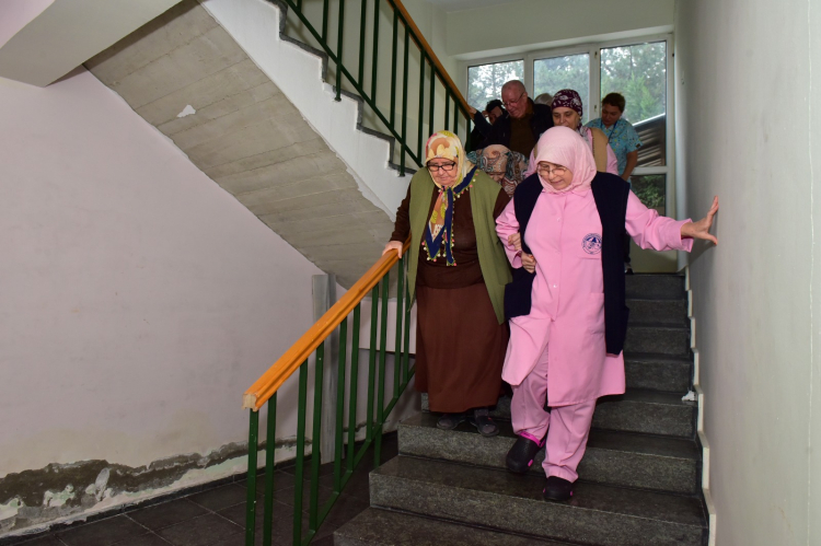 Afet bilincini güçlendiren uygulama: Dörtçelik Huzurevi'nde deprem tatbikatı - Bursa Hayat Gazetesi-2