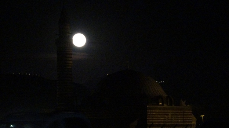 Dolunay sonrası şişkin ay göz kamaştırdı-Bursa Hayat Gazetesi-2