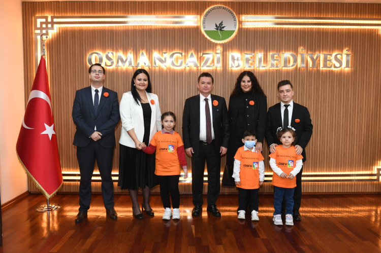 Başkan Erkan Aydın LÖSEV’in minik kahramanlarını ağırladı - Bursa Hayat Gazetesi-2