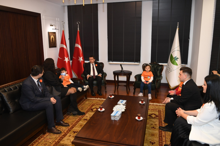 Başkan Erkan Aydın LÖSEV’in minik kahramanlarını ağırladı - Bursa Hayat Gazetesi-3