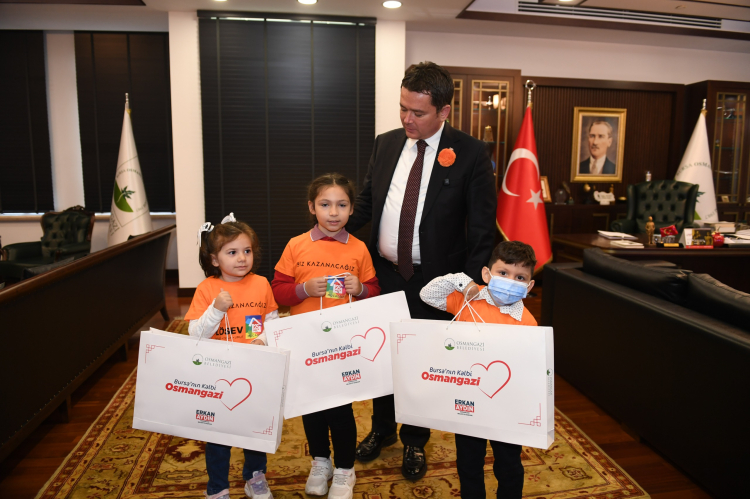 Başkan Erkan Aydın LÖSEV’in minik kahramanlarını ağırladı - Bursa Hayat Gazetesi-4