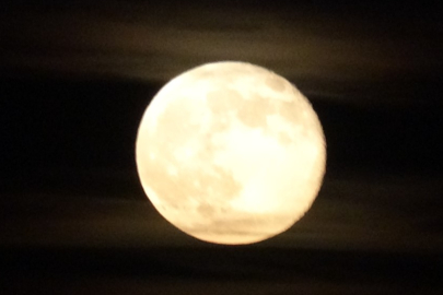 Dolunay sonrası şişkin ay göz kamaştırdı