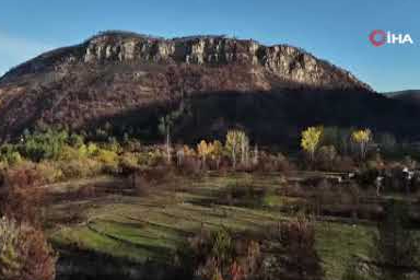 Karabük'te yanan ağaçlarla sonbahar renkleri aynı kadrajda görüntülendi