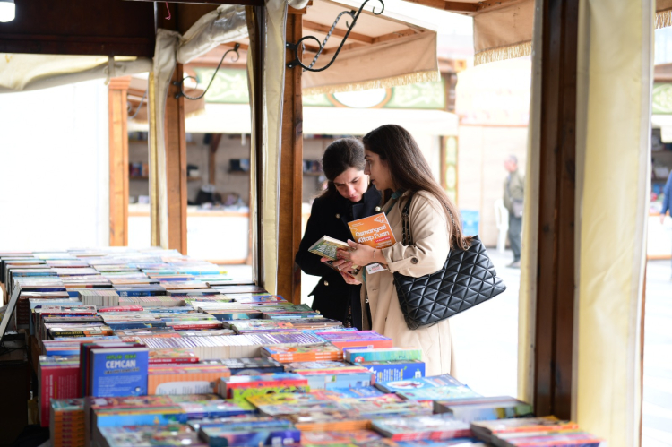 Osmangazi Kitap Fuarı'nda söyleşi ve imza günleri yoğun ilgi görüyor - Bursa Hayat Gazetesi-4