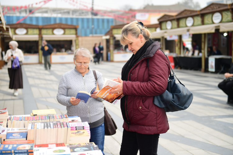 Osmangazi Kitap Fuarı'nda söyleşi ve imza günleri yoğun ilgi görüyor - Bursa Hayat Gazetesi-5