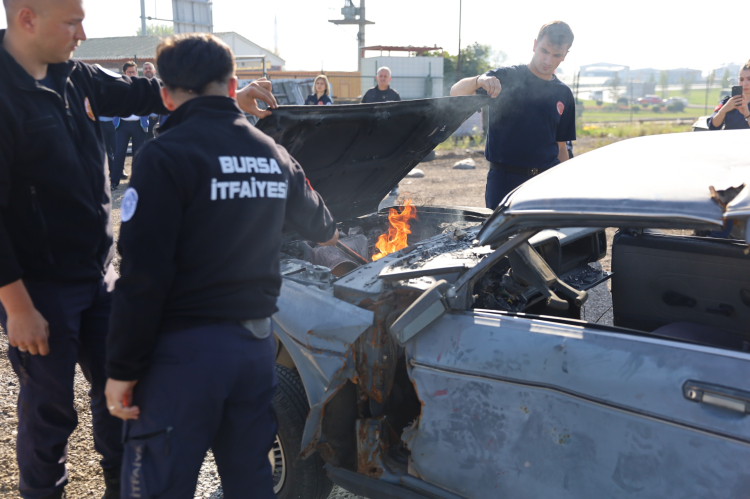 Bursa’da şoförlere teorik ve uygulamalı yangın güvenliği eğitimi - Bursa Hayat Gazetesi-2