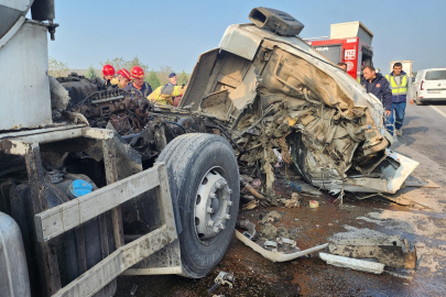 Bursa-İzmir yolunda feci kaza! Sürücü aracın kabininde sıkıştı