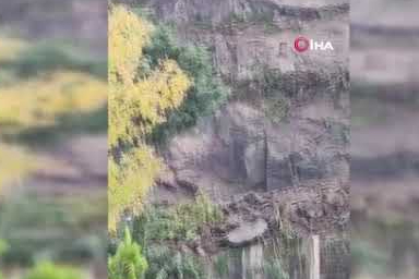 Sarp Sınır Kapısı yolunda heyelan