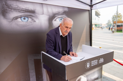 Bursa’da 10 farklı noktada kurulan anı defteri stantlarına yoğun ilgi