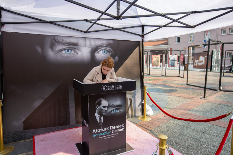 Bursa’da 10 farklı noktada kurulan anı defteri stantlarına yoğun ilgi - Bursa Hayat Gazetesi-3