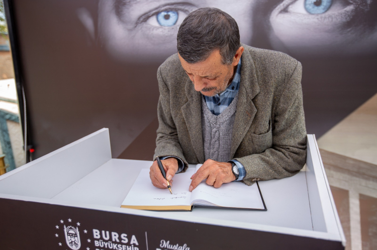 Bursa’da 10 farklı noktada kurulan anı defteri stantlarına yoğun ilgi - Bursa Hayat Gazetesi-2