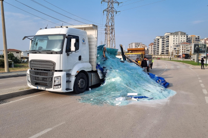 Bursa’da faciadan dönüldü! Tonlarca cam kamyonetten yola saçıldı