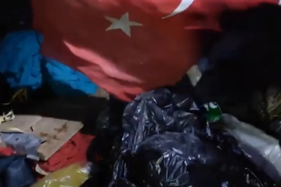 Atık Avcısı gençler çöpte buldukları bayrağı araçlarına astı