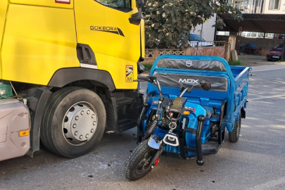 Bursa’da elektrikli bisiklet tırla çarpıştı