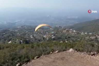 Renkli festivalde kısa süreli korku: Paraşütçü kayaya çarptı