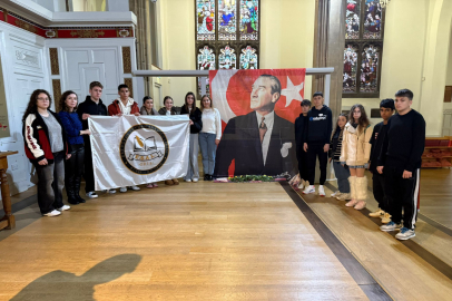 Bursalı öğrenciler İngiltere’de 10 Kasım’ı andı