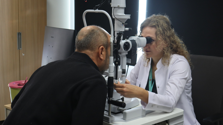 Kornea nakli sonrası görme yetisini kazanan hastalar hekimleriyle buluştu - Bursa Hayat Gazetesi-3