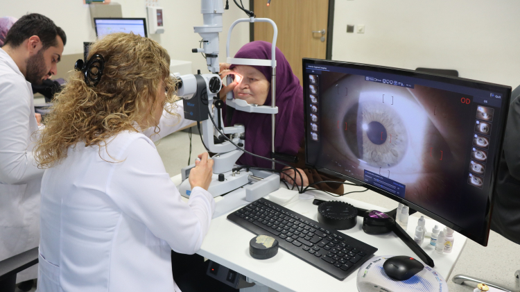 Kornea nakli sonrası görme yetisini kazanan hastalar hekimleriyle buluştu - Bursa Hayat Gazetesi-2