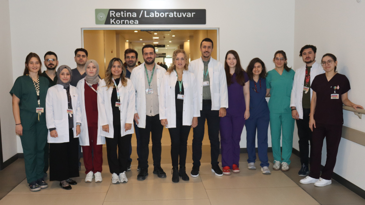 Kornea nakli sonrası görme yetisini kazanan hastalar hekimleriyle buluştu - Bursa Hayat Gazetesi-5