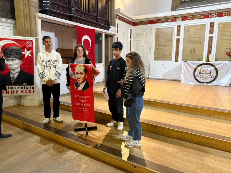 Bursalı öğrenciler İngiltere’de 10 Kasım’ı andı -Bursa Hayat-3