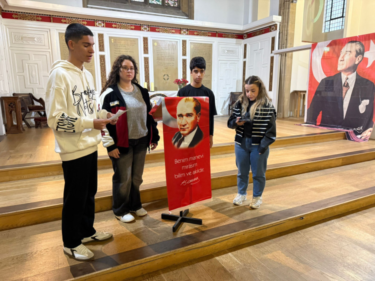 Bursalı öğrenciler İngiltere’de 10 Kasım’ı andı -Bursa Hayat-2